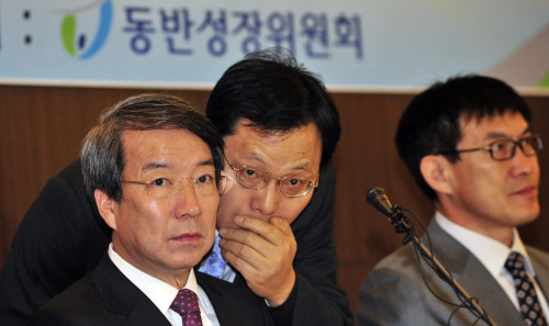13일 오전 서울 63빌딩에서 열린 제10 동반성장위원회 회의에서 정운찬 위원장이 회의 관계자와 귓속말을 나누고 있다.<br />김명섭 기자 msiron@\r\n13일 오전 서울 63빌딩에서 열린 제10 동반성장위원회 회의에서 정운찬 위원장이 회의 관계자와 귓속말을 나누고 있다.\r\n김명섭 기자 msiron@\r\n대기업위원들이 불참한 가운데 열린 3일 오전 서울 63빌딩에서 열린 제10차 동반성장위원회 회의에서 정운찬 동반성장위원장이 중소기업위원 및 공익위원들과 이야기를 나누고 있다.  김명섭 기자/msiron@