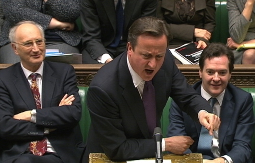 <YONHAP PHOTO-0219> Britain's Prime Minister David Cameron (C) is flanked by Chancellor of the Exchequer George Osborne (R) and Leader of the House of Commons George Young during a parliamentary debate on last week's European Union summit, in London December 12, 2011. Cameron defended his decision to break with European partners by vetoing a change to the EU treaty, insisting on Monday that remaining a member of the 27-nation bloc was in Britain's national interest. REUTERS/Parbul TV via Reuters TV (BRITAIN - Tags: POLITICS) FOR EDITORIAL USE ONLY. NOT FOR SALE FOR MARKETING OR ADVERTISING CAMPAIGNS/2011-12-13 03:18:00/ <저작권자 ⓒ 1980-2011 ㈜연합뉴스. 무단 전재 재배포 금지.>\r\n<YONHAP PHOTO-0219> Britain's Prime Minister David Cameron (C) is flanked by Chancellor of the Exchequer George Osborne (R) and Leader of the House of Commons George Young during a parliamentary debate on last week's European Union summit, in London December 12, 2011. Cameron defended his decision to break with European partners by vetoing a change to the EU treaty, insisting on Monday that remaining a member of the 27-nation bloc was in Britain's national interest. REUTERS/Parbul TV via Reuters TV (BRITAIN - Tags: POLITICS) FOR EDITORIAL USE ONLY. NOT FOR SALE FOR MARKETING OR ADVERTISING CAMPAIGNS/2011-12-13 03:18:00/ <저작권자 ⓒ 1980-2011 ㈜연합뉴스. 무단 전재 재배포 금지.>\r\n데이비드 캐머런(가운데) 영국 총리가 지난주 열린 유럽연합(EU) 정상회의와 관련해 12일(현지시간) 런던 의회에서 조지 오스본(오른쪽) 재무장관과 조지 영 하원 의장을 대동한 채 자신의 견해를 밝히고 있다. 이날 캐머런 총리는 EU 조약 개정을 거부했던 자신의 결정을 옹호하고, EU 회원국 유지는 영국 국익에 부합한다고 주장했다.  ［런던=로이터연합뉴스］