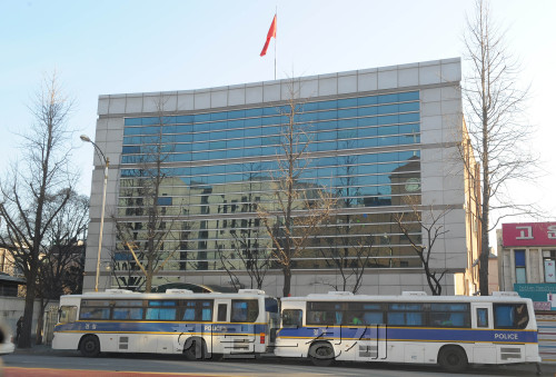중국어선의 불법조업을 단속하는 과정에서 해경이 중국선원의 흉기에 찔려 사망한 사건이 발생한 가운데 13일 서울 종로구 효자동에 위치한 중국대사관에는 기존보다 더 많은 전경들을 투입해 혹시 일어날 사고에 대비하고 있다.<br />이상섭 기자. babtong@heraldm.com 2011.12.13\r\n중국어선의 불법조업을 단속하는 과정에서 해경이 중국선원의 흉기에 찔려 사망한 사건이 발생한 가운데 13일 서울 종로구 효자동에 위치한 중국대사관에는 기존보다 더 많은 전경들을 투입해 혹시 일어날 사고에 대비하고 있다.\n이상섭 기자. babtong@heraldm.com 2011.12.13\r\n중국어선의 불법조업을 단속하는 과정에서 해경이 중국선원의 흉기에 찔려 사망한 사건이 발생한 가운데 13일 서울 종로구 효자동에 위치한 중국대사관에는 기존보다 더 많은 전경들을 투입해 혹시 일어날 사고에 대비하고 있다.\n이상섭 기자. babtong@heraldm.com 2011.12.13\r\n‘의외’는 아니다. 유감 표명을 하거나 조기(弔旗)를 게양하지도 않았다. 그저 평상시와 같을 뿐이다. 13일 오전 서울 종로구 효자동에 위치한 중국대사관 모습이다. 우리 정부는 더 많은 전경을 투입해 혹시 모를 사고에 대비, 대사관을 지켜줄 뿐이다. 우리 아들은 지키지도 못하면서….   이상섭 기자/babtong@heraldm.com