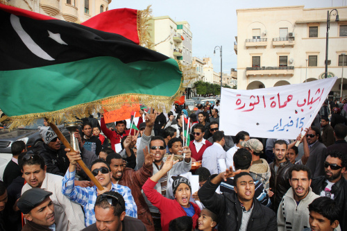 <YONHAP PHOTO-0112> Men chant slogans during a protest in Benghazi, Libya, Monday, Dec. 12, 2011. Arabic writing on the banner, right, reads "Libyan youth will protect the revolution, Feb. 15" (AP Photo/ Ibrahim Alaguri)/2011-12-13 02:55:22/ <저작권자 ⓒ 1980-2011 ㈜연합뉴스. 무단 전재 재배포 금지.>
Protesters chant slogans during a protest in Benghazi, Libya on Monday. AP-Yonhap News