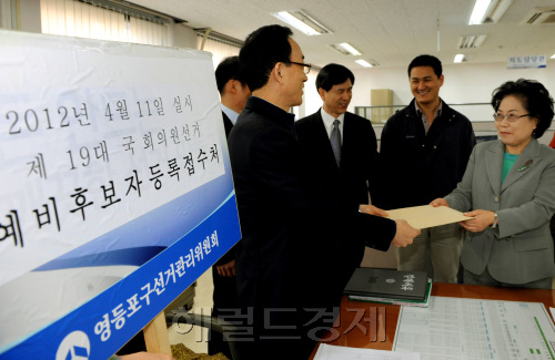 내년 4월 11일 실시되는 제 19대 국회의원 선거의 예비후보자 등록 첫날인 14일 민주당 이경숙 예비후보가 영등포 선관위에서 후보자 등록을 하고 있다.양동출dcyang@heraldm.com/111214/\r\n여야가 쇄신과 통합작업으로 어수선한 가운데, 내년 4월 11일 실시되는 제19대 국회의원 선거의 예비후보자 등록 첫날인 13일 민주당 이경숙 예비후보가 영등포 선관위에서 후보자 등록을 하고 있다.  양동출 기자/dcyang@heraldm.com