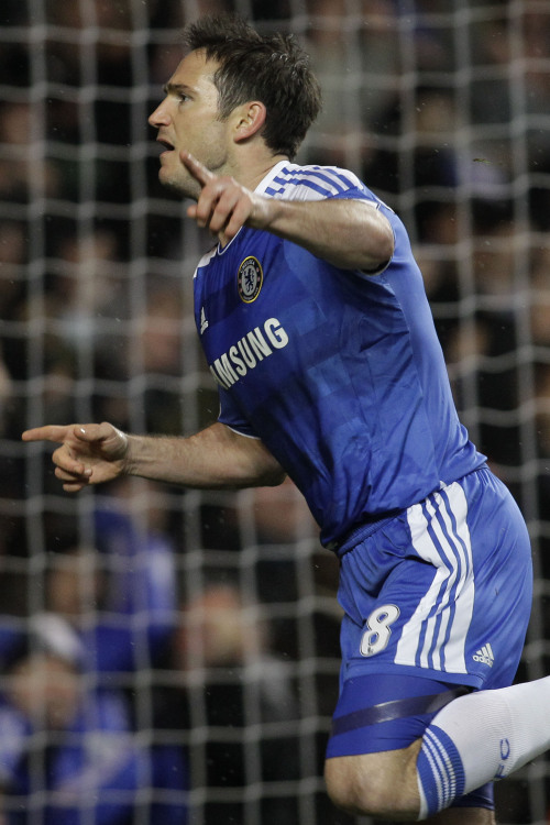 <YONHAP PHOTO-0427> Chelsea's Frank Lampard celebrates his penalty goal against Manchester City during their English Premier League soccer match at Stamford Bridge, London, Monday, Dec. 12, 2011. (AP Photo/Sang Tan)/2011-12-13 07:20:24/ <저작권자 ⓒ 1980-2011 ㈜연합뉴스. 무단 전재 재배포 금지.>
Chelsea’s Frank Lampard celebrates his goal against Manchester City.  AP-Yonhap News