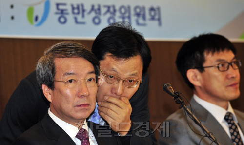 13일 오전 서울 63빌딩에서 열린 제10 동반성장위원회 회의에서 정운찬 위원장이 회의 관계자와 귓속말을 나누고 있다.<br />김명섭 기자 msiron@
Shared growth commission chief Chung Un-chan (left) listens to a panel official during the committee meeting on Tuesday.     Kim Myung-sub/The Korea Herald