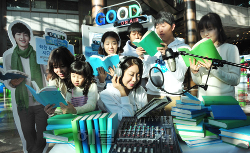 한국스탠다드차타드금융지주(SC 제일은행 지주회사)는 13일 오전 서울 종로구 SC제일은행 본점에서 배우 송중기와 함께 국민들의 목소리 재능기부를 통한 시각장애인 오디오북을 제작하는 새로운 재능기부 캠페인인 '착한 도서관 프로젝트'를 지난 28일부터 진행해오고 있다. 온·오프라인에서 일반인 누구나 참여 가능한 착한 도서관 목소리 기부 이벤트를 오는 25일까지 진행, 내년 1월 오디션을 통해 100명을 최종 선발해 시각장애인을 위한 오디오북을 제작한다. 기부존은 서울역, 코엑스, 용산역, SC제일은행 본점, SC제일은행 제일지점 5개소가 설치돼 있다. 박현구 기자phko@heraldm.com 2011.12.13\r\n한국스탠다드차타드금융지주(SC 제일은행 지주회사)는 13일 오전 서울 종로구 SC제일은행 본점에서 배우 송중기와 함께 국민들의 목소리 재능기부를 통한 시각장애인 오디오북을 제작하는 새로운 재능기부 캠페인인 '착한 도서관 프로젝트'를 지난 28일부터 진행해오고 있다. 온·오프라인에서 일반인 누구나 참여 가능한 착한 도서관 목소리 기부 이벤트를 오는 25일까지 진행, 내년 1월 오디션을 통해 100명을 최종 선발해 시각장애인을 위한 오디오북을 제작한다. 기부존은 서울역, 코엑스, 용산역, SC제일은행 본점, SC제일은행 제일지점 5개소가 설치돼 있다. 박현구 기자phko@heraldm.com 2011.12.13