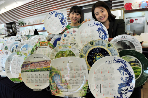 한국도자기(대표:김영신)가 13일 오전 서울 청계8가 한국도자기 전시장에서 80년대 초부터 현재까지 30년 가까이 선보이고 있는 한국도자기 달력접시를 선보이고 있다. 달력접시는 매해 12간지의 동물을 소재로 디자인한 것으로 용띠 해인 내년에는 故앙드레김 선생이 생전에 디자인한 용 그림 청화가 담겨져 있어 더욱 특별한 제품이다. 박현구 기자phko@heraldm.com 2011.12.13\r\n한국도자기(대표:김영신)가 13일 오전 서울 청계8가 한국도자기 전시장에서 80년대 초부터 현재까지 30년 가까이 선보이고 있는 한국도자기 달력접시를 선보이고 있다. 달력접시는 매해 12간지의 동물을 소재로 디자인한 것으로 용띠 해인 내년에는 故앙드레김 선생이 생전에 디자인한 용 그림 청화가 담겨져 있어 더욱 특별한 제품이다. 박현구 기자phko@heraldm.com 2011.12.13