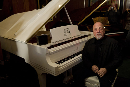 <YONHAP PHOTO-0468> Billy Joel looks is photographed at a piano at the unveiling of his Steinway Hall portrait at the flagship store of Steinway & Sons, in New York, Monday, Dec. 12, 2011. Joel is one of only two living artists included in a collection featuring greats such as Hungarian composer Franz Liszt. He?s the only non-classical performer to be honored. (AP Photo/Charles Sykes)/2011-12-13 07:44:57/ <저작권자 ⓒ 1980-2011 ㈜연합뉴스. 무단 전재 재배포 금지.>
Billy Joel is photographed at the unveiling of his Steinway Hall portrait at the flagship store of Steinway & Sons in New York, Monday. AP-Yonhap News