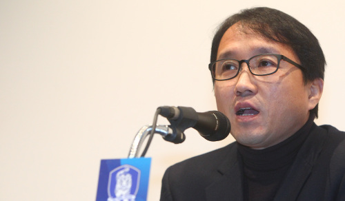 <YONHAP PHOTO-0980> 기자들의 질문에 답하는 황보관 위원장 (파주=연합뉴스) 임병식 기자 = 13일 오후 파주NFC(대표팀트레이닝센터)에서 대한축구협회 황보관 기술위원장이 기술위원회를 마치고 기자들의 질문에 답하고 있다. 2011.12.13 andphotodo@yna.co.kr/2011-12-13 14:10:57/ <저작권자 ⓒ 1980-2011 ㈜연합뉴스. 무단 전재 재배포 금지.>
Hwangbo Kwan, head of the technical committee at the Korea Football Association, takes part in a press conference on Tuesday.
Yonhap News