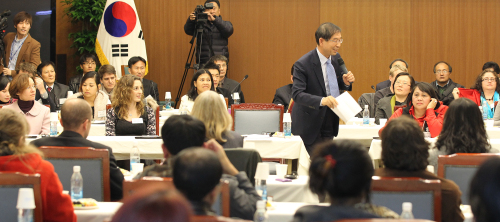 Seoul Mayor Park Won-soon speaks to foreign residents during the Seoul Town Meeting at City Hall on Friday.     Yonhap News