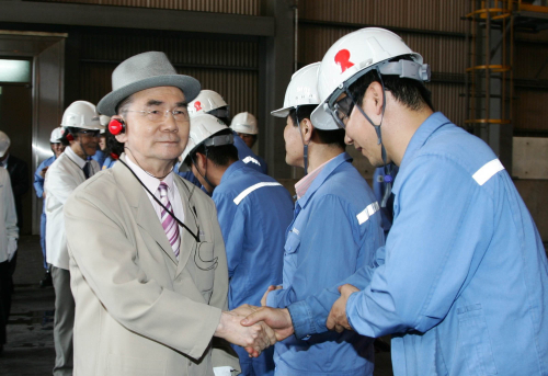 <YONHAP PHOTO-1466> 포철 방문한 박태준 (서울=연합뉴스) 박태준 포스코 명예회장이 13일 오후 5시께 지병으로 별세했다. 1927년생으로 향년 84세. 사진은 지난 2007년 8월 포항제철소 파이넥스 공장을 둘러보고 관계자들을 격려하는 박태준 . 2011.12.13 << 연합뉴스 DB >> zjin@yna.co.kr/2011-12-13 18:02:24/ <저작권자 ⓒ 1980-2011 ㈜연합뉴스. 무단 전재 재배포 금지.>
POSCO honorary chairman Park Tae-joon shakes hands with an employee at one of the firm’s factories in Pohang, North Gyeongsang Province, in August 2007.  Yonhap News