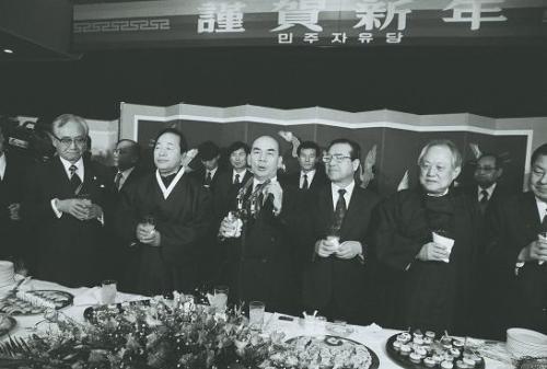 Park Tae-joon (center), then chairman of the ruling Democratic Liberal Party, attends a New Year’s Day celebration organ-
ized by the party in 1992.      (Yonhap News)
POSCO founder Park Tae-joon (center) joins in an event celebrating the production of molten metal from the steelmaker’s
first blast furnace in 1973.   (Yonhap News)