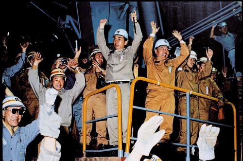 Park Tae-joon (center), then chairman of the ruling Democratic Liberal Party, attends a New Year’s Day celebration organ-
ized by the party in 1992.      (Yonhap News)
POSCO founder Park Tae-joon (center) joins in an event celebrating the production of molten metal from the steelmaker’s
first blast furnace in 1973.   (Yonhap News)