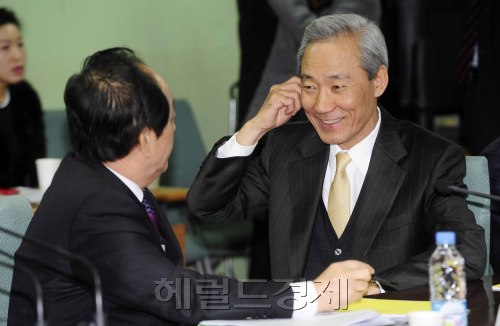 김종훈 외교통상교섭본부장이 14일 오전 과천정부청사에서 제8차 위기관리대책회의에 참석해 참석자들과 이야기를 나누고 있다. 박해묵 기자/mook@heraldm.com\r\n김종훈 외교통상교섭본부장이 14일 오전 과천정부청사에서 제8차 위기관리대책회의에 참석해 참석자들과 이야기를 나누고 있다. 박해묵 기자/mook@heraldm.com\r\n김종훈(오른쪽) 통상교섭본부장이 14일 오전 과천 정부청사에서 제8차 위기관리대책회의에 참석해 서규용 농림수산식품부 장관과 이야기를 나누고 있다.  박해묵 기자/mook@heraldm.com