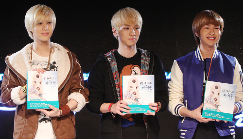 <YONHAP PHOTO-1424> 샤이니, 바르셀로나 여행기 '태양의 아이들' 출간 (서울=연합뉴스) 유용석 기자 = 남성그룹 샤이니가 13일 오후 서울 영등포구 타임스퀘어에서 진행된 여행 에세이 '태양의 아이들' 출간기념 기자간담회에서 책을 소개하고 있다. 2011.12.13 yalbr@yna.co.kr/2011-12-13 17:29:52/ <저작권자 ⓒ 1980-2011 ㈜연합뉴스. 무단 전재 재배포 금지.>
SHINee members (from left) Taemin, Key and Onew pose for a photograph during the press conference for their travel book “SHINee in Barcelona,” Tuesday.  Yonhap News