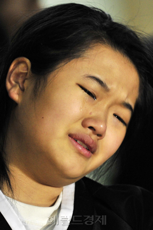 중국 어선의 불법어업을 단속하다 순직한 고 이청호 경사의 발인식이 14일 오전 인천 인하대 병원에서 열려 유가족과 지인들이 오열하고 있다.<br />인천= 김명섭 기자 msiron@\r\n중국 어선의 불법어업을 단속하다 순직한 고 이청호 경사의 발인식이 14일 오전 인천 인하대 병원에서 열려 유가족과 지인들이 오열하고 있다.\n인천= 김명섭 기자 msiron@\r\n중국 어선의 불법어업을 단속하다 순직한 고 이청호 경사의 발인식이 14일 오전 인천 인하대 병원에서 열려 유가족과 지인들이 오열하고 있다.\n인천= 김명섭 기자 msiron@