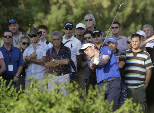 <YONHAP PHOTO-2341> England's Luke Donald plays from the rough on the 14th during the first round of Dubai World Championship golf tournament, Thursday, Dec. 8, 2011 in Dubai, United Arab Emirates. (AP Photo/Kamran Jebreili)/2011-12-08 23:45:06/ <저작권자 ⓒ 1980-2011 ㈜연합뉴스. 무단 전재 재배포 금지.>
Luke Donald won the award over Keegan Bradley, Bill Haas, Webb Simpson and Nick Watney.
AP-Yonhap News