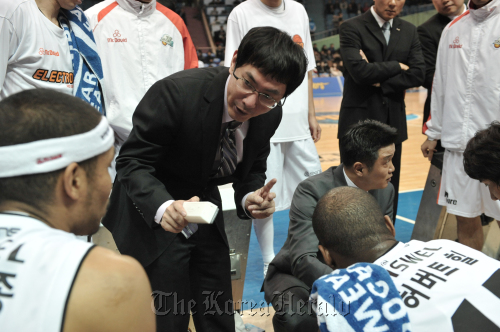 인천 전자랜드통역 한기윤.<br />정희조 기자/checho@heraldm.com 111207
Interpreter Han Ki-yoon of the ET-Land Elephants speaks to players during a game against the Samsung Thunders on Dec. 7.
Chung Hee-cho/The Korea Herald
