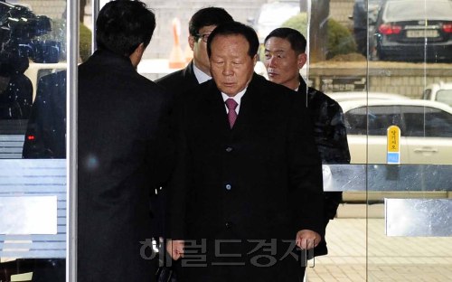 검찰이 이명박 대통령 부인 김윤옥 여사의 사촌오빠인 김재홍 KT&G 복지재단 이사장을 저축은행 비리와 연루, 수억원의 금품을 받은 혐의로 구속영장을 청구한 가운데 14일 오전 김 이사장이 영장실질검사를 받기 위해 서울중앙지법 법정으로 들어서고 있다. 박해묵 기자/mook@heraldm.com\r\n검찰이 이명박 대통령 부인 김윤옥 여사의 사촌오빠인 김재홍 KT&G 복지재단 이사장을 저축은행 비리와 연루, 수억원의 금품을 받은 혐의로 구속영장을 청구한 가운데 14일 오전 김 이사장이 영장실질검사를 받기 위해 서울중앙지법 법정으로 들어서고 있다. 박해묵 기자/mook@heraldm.com