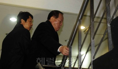 검찰이 이명박 대통령 부인 김윤옥 여사의 사촌오빠인 김재홍 KT&G 복지재단 이사장을 저축은행 비리와 연루, 수억원의 금품을 받은 혐의로 구속영장을 청구한 가운데 14일 오전 김 이사장이 영장실질검사를 받기 위해 서울중앙지법 법정으로 들어서고 있다. 박해묵 기자/mook@heraldm.com\r\n검찰이 이명박 대통령 부인 김윤옥 여사의 사촌오빠인 김재홍 KT&G 복지재단 이사장을 저축은행 비리와 연루, 수억원의 금품을 받은 혐의로 구속영장을 청구한 가운데 14일 오전 김 이사장이 영장실질검사를 받기 위해 서울중앙지법 법정으로 들어서고 있다. 박해묵 기자/mook@heraldm.com