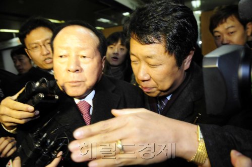 검찰이 이명박 대통령 부인 김윤옥 여사의 사촌오빠인 김재홍 KT&G 복지재단 이사장을 저축은행 비리와 연루, 수억원의 금품을 받은 혐의로 구속영장을 청구한 가운데 14일 오전 김 이사장이 영장실질검사를 받기 위해 서울중앙지법 법정으로 들어서고 있다. 박해묵 기자/mook@heraldm.com\r\n검찰이 이명박 대통령 부인 김윤옥 여사의 사촌오빠인 김재홍 KT&G 복지재단 이사장을 저축은행 비리와 연루, 수억원의 금품을 받은 혐의로 구속영장을 청구한 가운데 14일 오전 김 이사장이 영장실질검사를 받기 위해 서울중앙지법 법정으로 들어서고 있다. 박해묵 기자/mook@heraldm.com