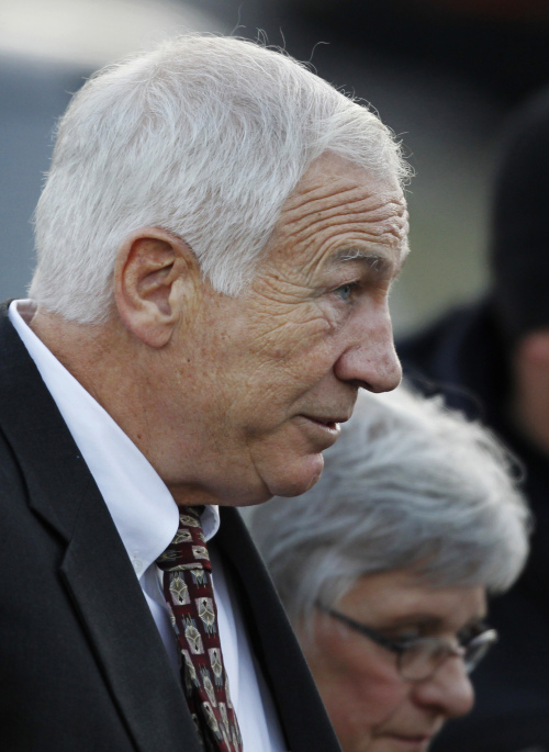 <YONHAP PHOTO-2082> Jerry Sandusky, left, the former Penn State assistant football coach charged with sexually abusing boys, arrives with his wife, Dottie Sandusky, at the Centre County Courthouse in Bellefonte, Pa., Tuesday, Dec. 13, 2011. Sandusky has waived his preliminary hearing, a decision that moves him toward a trial on charges of child sex abuse. At least some of his 10 accusers had been expected to testify at the hearing. The move was announced as the hearing began Tuesday. (AP Photo/Matt Rourke)/2011-12-13 22:40:35/ <저작권자 ⓒ 1980-2011 ㈜연합뉴스. 무단 전재 재배포 금지.>
Jerry Sandusky
