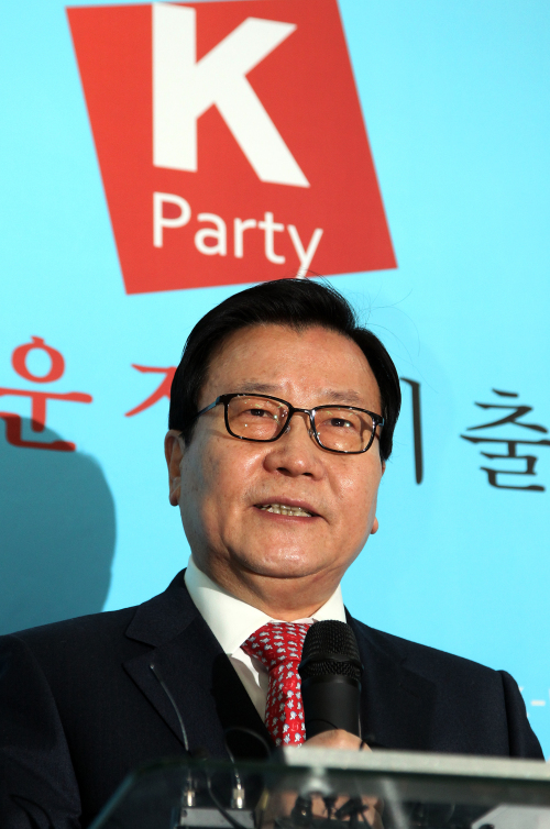 <YONHAP PHOTO-1124> 박세일, 창당 및 시국관련 기자회견 (서울=연합뉴스) 전수영 기자 = 박세일 한반도선진화재단 이사장이 14일 오전 서울 마포의 한 빌딩에서 대(大)중도신당(가칭 선진통일당) 창당 및 시국과 관련해 기자회견을 하고 있다. 박 이사장이 주도하는 대(大)중도신당(가칭 선진통일당)은 내달 11일 창준위 발족에 이어 5개 시도 지구당을 만들고 2월 말까지 중앙당을 설립한다. 2011.12.14 swimer@yna.co.kr/2011-12-14 13:45:20/ <저작권자 ⓒ 1980-2011 ㈜연합뉴스. 무단 전재 재배포 금지.>
Hansun Foundation Chairman Park Se-il holds a news conference in Seoul on Wednes­day.  Yonhap News
Hansun Foundation Chairman Park Se-il holds a news conference in Seoul on Wednes­day.  Yonhap News