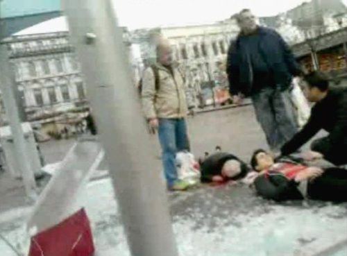 <YONHAP PHOTO-0455> In this image taken from video, injured people are treated by members of the public, as they lay injured in the moments immediately following a grenade attack in the city center of Liege, Belgium, Tuesday, Dec. 13, 2011. A man armed with hand grenades and guns opened fire in the crowded center of the Belgian city of Liege, Tuesday, killing at least four people and wounding some 75, an official said. This amateur video was filmed on a mobile phone by a man who was nearby when the grenades exploded. (AP Photo/Wissam Anabtawi, APTV) TV OUT/2011-12-14 06:57:10/ <저작권자 ⓒ 1980-2011 ㈜연합뉴스. 무단 전재 재배포 금지.>
Injured people are treated by members of the public after a grenade attack in the city of Liege, Belgium on Tuesday. AP-Yonhap News