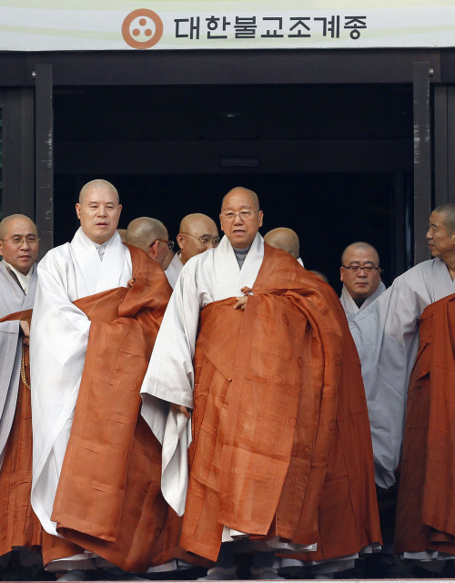 Ven. Jinje (center) heads to the main sanctuary with other monks
after being elected the new spiritual leader, or Jongjeong, of the
Jogye Order of Korean Buddhism on Wednesday.  (Yonhap News)
