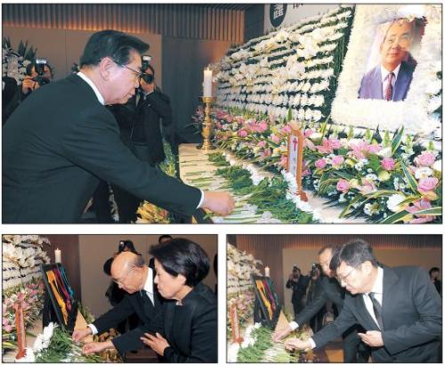 POSCO CEO Chung Joon-yang (top photo), former President Chun Doo-hwan and his wife (bottom
photo, left) and former President Park Chung-hee’s son, Ji-man, pay tribute to the late POSCO founder Park Tae-joon at the Severance Hospital in Sinchon, western Seoul, on Wednesday. (Lee Sang-sub/The Korea Herald)