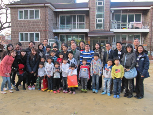 Members of the Singaporean community and Singapore
Embassy staff join Korean orphans at Namsanwon orphanage
for an annual celebration.    (Singapore Embassy)
