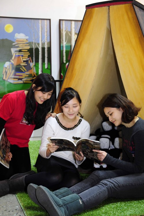 14일 오후 서울 코엑스에서 2011 서울 디자인 페스티벌이 개최된 가운데 책을 주제로 한 아트 오브제 전시가 열려 관람객들의 눈길을 끌고 있다. 박해묵 기자/mook@heraldm.com\r\n14일 오후 서울 코엑스에서 2011 서울 디자인 페스티벌이 개최된 가운데 책을 주제로 한 아트 오브제 전시가 열려 관람객들의 눈길을 끌고 있다. 박해묵 기자/mook@heraldm.com\r\n14일 오후 서울 코엑스에서 2011 서울 디자인 페스티벌이 개최된 가운데 책을 주제로 한 아트 오브제 전시가 열려 관람객들의 눈길을 끌고 있다. 박해묵 기자/mook@heraldm.com