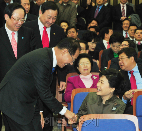 한나라당 황우여 원내대표가 15일 국회에서 열린 의원총회에서 먼저 회의장에 도착한 박근혜 전 대표에게 다가가 인사하고 있다.박현구 기자phko@ 2011.12.15\r\n한나라당 황우여 원내대표가 15일 국회에서 열린 의원총회에서 먼저 회의장에 도착한 박근혜 전 대표에게 다가가 인사하고 있다.박현구 기자phko@ 2011.12.15
