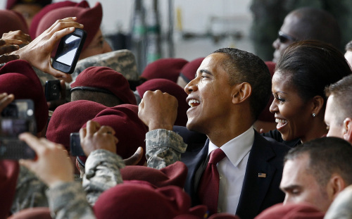 <YONHAP PHOTO-0171> President Barack Obama and first lady Michelle Obama greet troops during a visit to Fort Bragg, N.C., Wednesday, Dec. 14, 2011. (AP Photo/Gerry Broome)/2011-12-15 03:10:32/ <저작권자 ⓒ 1980-2011 ㈜연합뉴스. 무단 전재 재배포 금지.>\r\n<YONHAP PHOTO-0171> President Barack Obama and first lady Michelle Obama greet troops during a visit to Fort Bragg, N.C., Wednesday, Dec. 14, 2011. (AP Photo/Gerry Broome)/2011-12-15 03:10:32/ <저작권자 ⓒ 1980-2011 ㈜연합뉴스. 무단 전재 재배포 금지.>