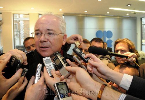 Rafael Ramirez, Venezuelan’s oil minister, speaks to the media as he arrives for the start of the 160th Organization of Petroleum Exporting Countries meeting in Vienna, Austria, on Wednesday.  Bloomberg