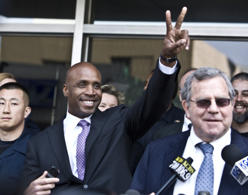 <YONHAP PHOTO-1539> Home run king Barry Bonds smiles and flashes a "V" sign to passing children as his lawyer Alan Ruby speaks to the media at the Federal Building in San Francisco on April 13, 2011 A jury convicted Bonds on obstruction of justice charges but hung on the perjury charges . UPI/Terry Schmitt/2011-12-14 14:49:22/ <저작권자 ⓒ 1980-2011 ㈜연합뉴스. 무단 전재 재배포 금지.>
Barry Bonds will have 14 days after his sentencing to file a notice of appeal.  UPI-Yonhap News