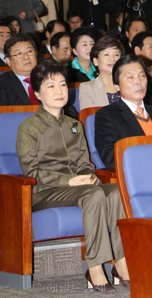 한나라당 박근혜 전 대표가 15일 국회에서 열린 의원총회에 참석하고 있다.박현구 기자phko@ 2011.12.15
Rep. Park Geun-hye attends a general meeting of Grand National Party lawmakers at the National Assembly in Seoul on Thursday.  Park Hyun-koo/The Korea Herald