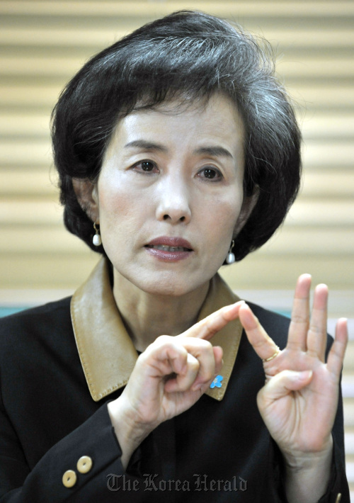 박선영 자유선진당 의원.양동출dcyang@heraldm.com/111208/
Rep. Park Sun-young of the conservative minority Liberty Forward Party speaks in a recent interview with The Korea Herald.
Yang Dong-chul/The Korea Herald