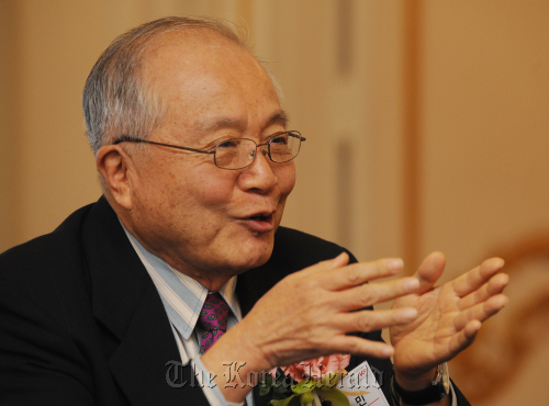 한국교류재단수상자 기자간담회. 손호민교수<br />이상섭 기자. babtong@heraldm.com 2011.12.15
Professor Sohn Ho-min of the University of Hawaii talks to the press ahead of the Korea Foundation Award ceremony on Thursday.  Lee Sang-sub/The Korea Herald