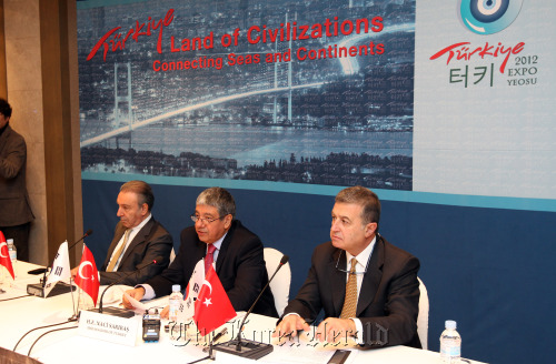 The Turkish Embassy unveils plans for the 2012 Yeosu Expo at a press conference in Seoul on Thursday. From left are Burak Gursel, Yeosu Expo Ambassador; Naci Saribas, Turkish Ambassador to Korea; and Ali Guleri, chairman of ikon.    Yonhap News
