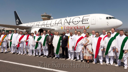 Asiana Airlines chief executive Yoon Young-doo (fifth from right, front row) and Ethiopian Airlines chief operating officer Tewolde Mariam (sixth from right, front row) pose with officials at a ceremony for the African carrier’s membership in Star Alliance on Wednesday in Addis Ababa, Ethiopia’s capital.  Asiana Airlines