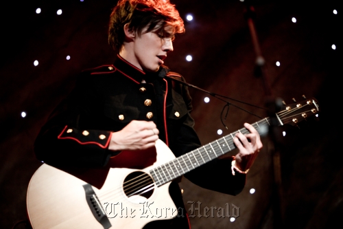 British singer-songwriter Joe Brooks, who will hold his first solo concert in Korea on Monday. Sony Music Korea