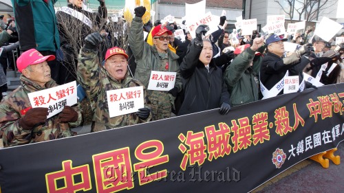 <YONHAP PHOTO-0912> 재향군인회, 중국에 화났다! (서울=연합뉴스) 최재구 기자 = 15일 서울 효자동 중국대사관 앞에서 대한민국재향군인회 회원들이 중국어선의 불법조업과 해경살해 만행을 규탄하는 기자회견을 열고 구호를 외치고 있다. 2011.12.15 jjaeck9@yna.co.kr/2011-12-15 15:00:49/ <저작권자 ⓒ 1980-2011 ㈜연합뉴스. 무단 전재 재배포 금지.>
Members of the Korea Veterans Association protest a Chinese fisherman’s killing of a South Korean coast guard in front of the Chinese Embassy in Seoul, Thursday.  Yonhap News