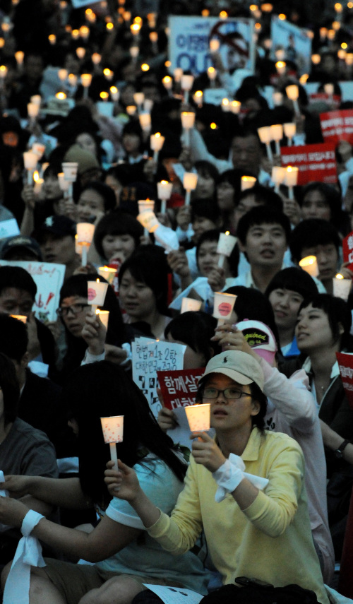 5월 9일 저녁 청계광장에서 한미FTA반대 시민 촛불집회가 열렸다. 이상섭 인턴기자\r\n5월 9일 저녁 청계광장에서 한미FTA반대 시민 촛불집회가 열렸다. 이상섭 인턴기자