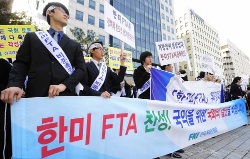 한국무역협회, 전국경제인연합회, 대한상공회의소, 중소기업중앙회 등 경제단체와 전자, 섬유, 자동차 등으로 구성된 FTA 민간대책위원회가 31일 오후 서울 여의도 국회의사당 앞에서 수백명이 모여 '한미 FTA 비준촉구' 집회를 가지고 있다. 박해묵 기자/mook@heraldm.com\r\n한국무역협회, 전국경제인연합회, 대한상공회의소, 중소기업중앙회 등 경제단체와 전자, 섬유, 자동차 등으로 구성된 FTA 민간대책위원회가 31일 오후 서울 여의도 국회의사당 앞에서 수백명이 모여 '한미 FTA 비준촉구' 집회를 가지고 있다. 박해묵 기자/mook@heraldm.com