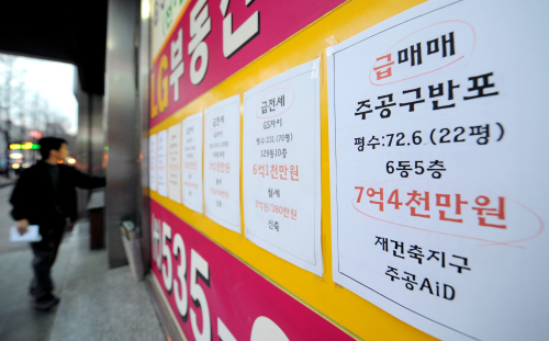 수도권 버블세븐의 대표인 강남권을 중심으로 아파트 값 약세가 지속되는 가운데 강남구 서초동의 한 공인중계업소 앞 매물 게시판에 급매와 급전세를 알리는 전단지가 붙어 있으나 찾는 사람은 거의 없는 실태다./ 안훈기자 rosedale@ 2008.12.04\r\n수도권 버블세븐의 대표인 강남권을 중심으로 아파트 값 약세가 지속되는 가운데 강남구 서초동의 한 공인중계업소 앞 매물 게시판에 급매와 급전세를 알리는 전단지가 붙어 있으나 찾는 사람은 거의 없는 실태다./ 안훈기자 rosedale@ 2008.12.04