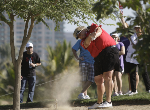 England’s Laura Davies plays a shot on the ninth hole.    (AP-Yonhap News)