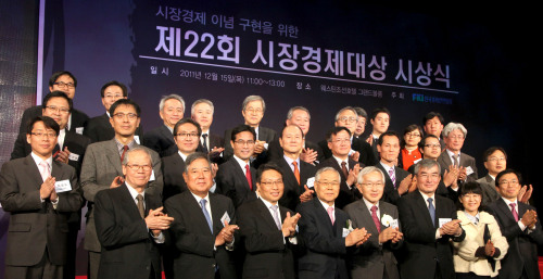 전국경제인연합회는 지난 15일 서울 소공동 웨스틴조선호텔에서 ‘제22회 시장경제대상 시상식’을 개최해 지난 1년간 우리 사회에 자유민주주의와 시장경제 이념 확산에 기여한 도서와 논문, 기고문, 교육, 문화예술, 공로 등 6개 부문 수상자 19명을 시상했다. 시상식 후 수상자들과 심사위원들이 기념촬영을 하고 있다.