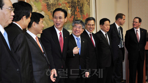 김중수 한국은행 총재가 16일 서울 한국은행 본점에서 열린 경제동향간담회에서 은행장들과 환담을 나누고 있다.<br />김명섭 기자 msiron@
Bank of Governor Kim Choong-soo (center) converses with heads of banks before holding a meeting to discuss the current economic situation at the central bank’s main office in Seoul on Friday.
Kim Myung-sub/The Korea Herald