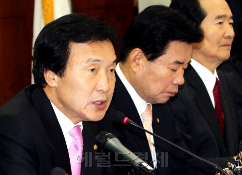 민주당 손학규대표가 16일 국회에서 대표로서 마지막 최고위원회의를 주재하고 있다. 박현구 기자phko@heraldm.com 2011.12.16
Rep. Sohn Hak-kyu presides over the last Supreme Council meeting on Friday as chairman of the main opposition Democratic Party.
Park Hyun-koo/The Korea Herald