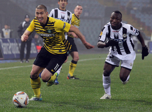 <YONHAP PHOTO-0623> Celtic's FC Cha Du-Ri, left, of Korea, and Udinese's Pablo Armero, of Colombia, challenge for the ball during their Europa League, group I soccer match between Udinese and Celtic FC, at the Udine Friuli stadium, Italy, Thursday, Dec. 15, 2011. (AP Photo/Paolo Giovannini)/2011-12-16 07:00:27/ <저작권자 ⓒ 1980-2011 ㈜연합뉴스. 무단 전재 재배포 금지.>
Celtic’s FC Cha Du-ri (left) of Korea, and Udinese’s Pablo Armero, of Colombia, challenge for the ball during their Europa League Group I match at the Udine Friuli Stadium in Italy on Thursday.  AP-Yonhap News