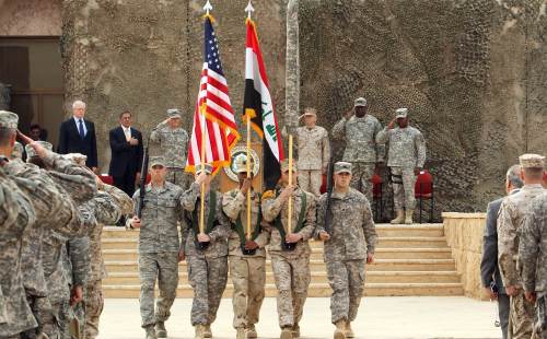 <YONHAP PHOTO-0125> TOPSHOTS US Defence Secretary Leon Panetta (rea 2nd L) attends a symbolic flag-lowering ceremony marking the end of US forces' mission in Iraq at a US army base West of Baghdad, on December 15, 2011 after nearly nine years of divisive war that began with the invasion to oust Saddam Hussein. AFP PHOTO/ALI AL-SAADI /2011-12-16 01:05:19/ <저작권자 ⓒ 1980-2011 ㈜연합뉴스. 무단 전재 재배포 금지.>
U.S. Defense Secretary Leon Panetta (rear, second from left) attends a symbolic flag-lowering ceremony marking the end of U.S. forces’ mission in Iraq at a U.S. army base west of Baghdad on Thursday.    AFP-Yonhap News